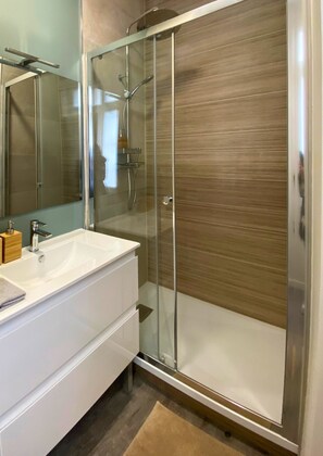 Maison en rangée Design | Salle de bain | Séchoir à cheveux, serviettes fournies, savon, shampooing