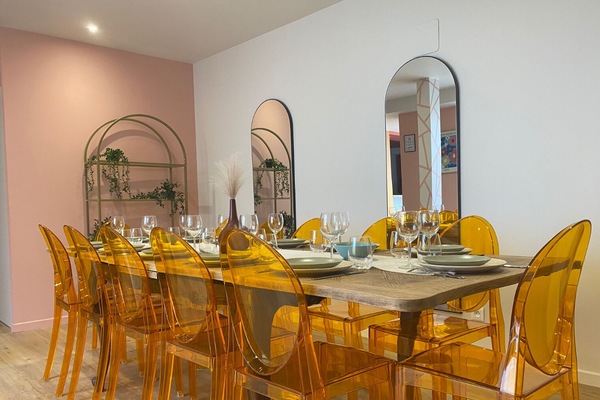 Townhome Design | Vardagsrum | Smart-tv, en tv-spelskonsol, Netflix och streamingtjÀnster