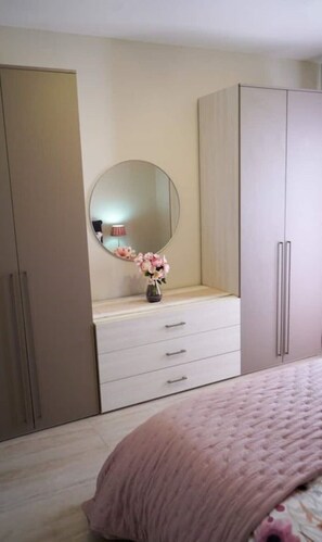 2 soverom, strykejern/-brett, reiseseng for barn og wi-fi