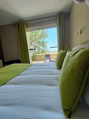 迷你吧、特色装修、办公桌、笔记本电脑工作区