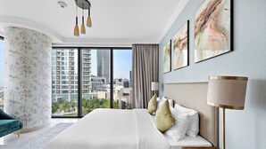 Een hotelkamer met een groot bed, uitzicht op de stad en een modern design.