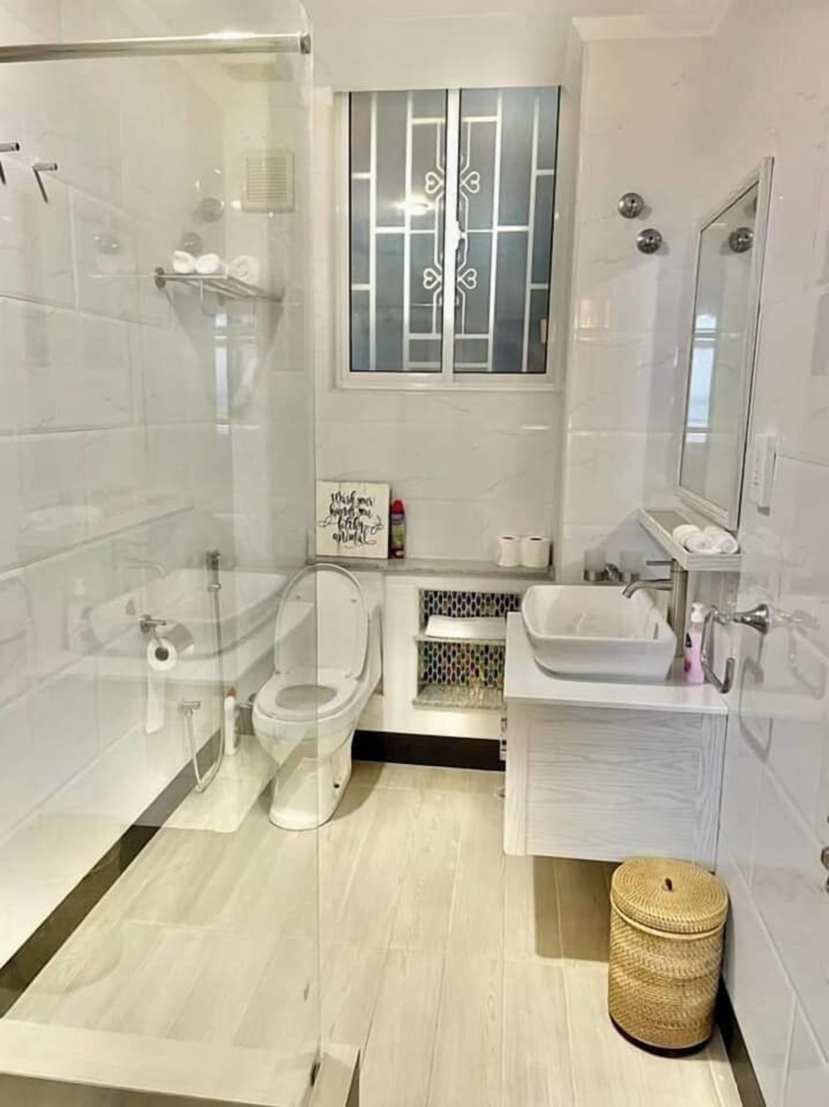 Apartamento panorámico | Baño | Ducha, artículos de higiene personal gratuitos y secador de pelo