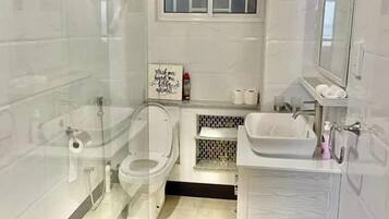 Apartamento panorámico | Baño | Ducha, artículos de higiene personal gratuitos y secador de pelo