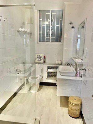 Panorama appartement | Badkamer | Een douche, gratis toiletartikelen, een haardroger, handdoeken
