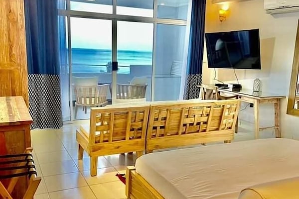 Panoramic Apartment | Desk, free WiFi, bed sheets