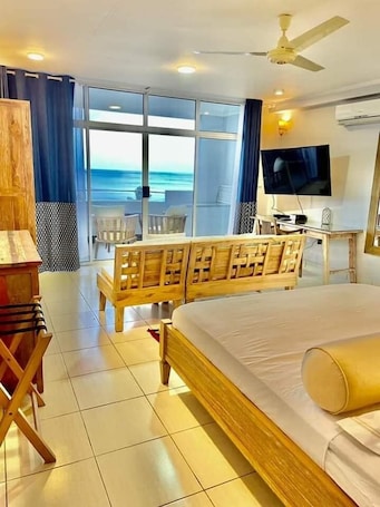 Escritorio, wifi gratis y ropa de cama . Beau Vallon Studios