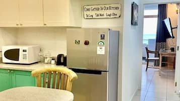 Lemari es, microwave, oven, dan kompor
