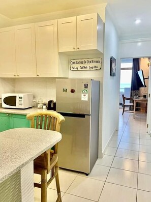 Fridge, microwave, oven, stovetop - Beau Vallon Studios (Mahé Island)