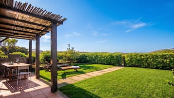 Standard Townhome, Multiple Bedrooms (2 Le Perle Di Stintino) | Outdoor dining