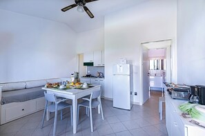 Standard Townhome, Multiple Bedrooms (2 Le Perle Di Stintino) | Private kitchen | Fridge, oven, stovetop, coffee/tea maker - 2 Le Perle Di Stintino (Stintino)