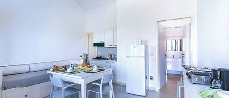 Réfrigérateur, four, plaque de cuisson, cafetière/bouilloire