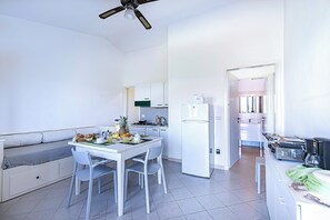 Kühlschrank, Ofen, Herdplatte, Wasserkocher mit Kaffee-/Teezubehör