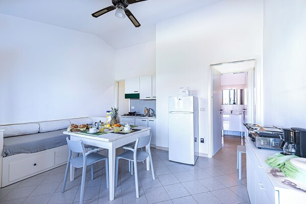 Peti sejuk, ketuhar, dapur, pembancuh kopi/teh