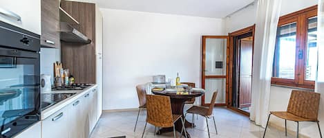 Kühlschrank, Ofen, Herdplatte, Wasserkocher mit Kaffee-/Teezubehör