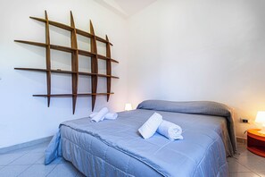 スタンダード タウンホーム ベッドルーム (複数) (1 Le Perle Di Stintino) | 2 室のベッドルーム、アイロン / アイロン台、WiFi (無料)、ベッドシーツ