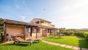 A modern house with a patio, a lawn, and a clear sky. - 1 Le Perle Di Stintino (Stintino)