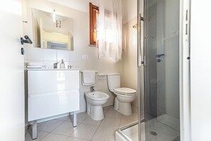 Standard Townhome, 2 Bedrooms (1 Le Perle Di Stintino) | Bathroom | Shower, hair dryer, bidet, towels