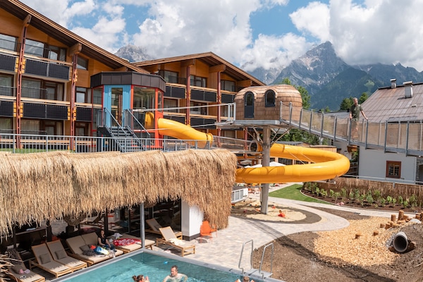 Una piscina cubierta, una piscina al aire libre de temporada