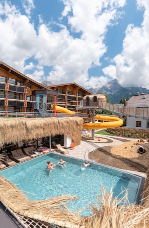 Una piscina techada, una piscina al aire libre de temporada