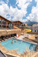 Una piscina cubierta, una piscina al aire libre de temporada