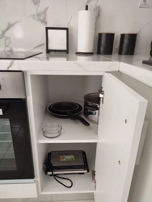 Fridge, oven, stovetop, coffee/tea maker - Elegant and Modern apartment near to Athenian Riviera   (Moschato)