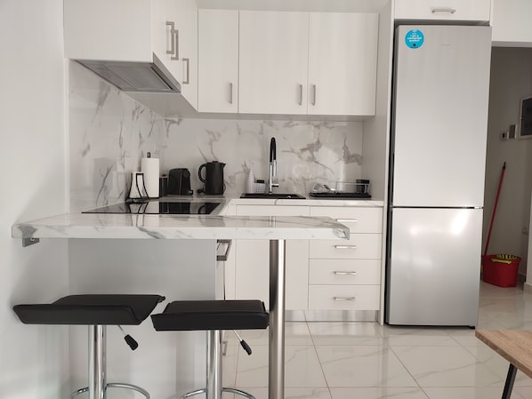 Refrigerador, horno, placa de cocina, cafetera/tetera