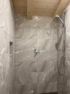 Douche, sèche-cheveux, serviettes fournies
