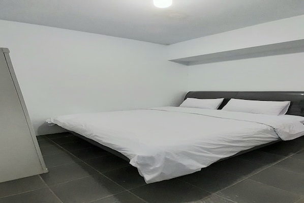 Standard Double Room | Free WiFi, bed sheets