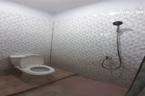 Standard Double Room | Bathroom | Shower, towels - Hotel O Hasibuan Homestay Syariah (Bandar Lampung)