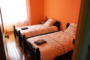 2 dormitorios, tabla de planchar con plancha, cuna de viaje y wifi