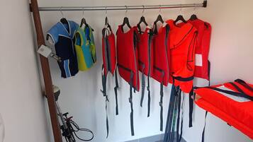 Un porte-gilets de sauvetage et un sac de couchage rouge.