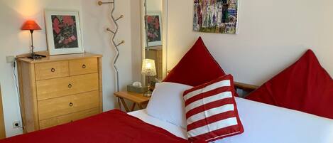 1 makuuhuone, silitysrauta/-lauta, internet