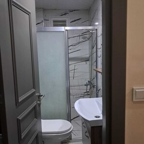 Økonomi-dobbeltrom | Bad | Tøfler og håndklær