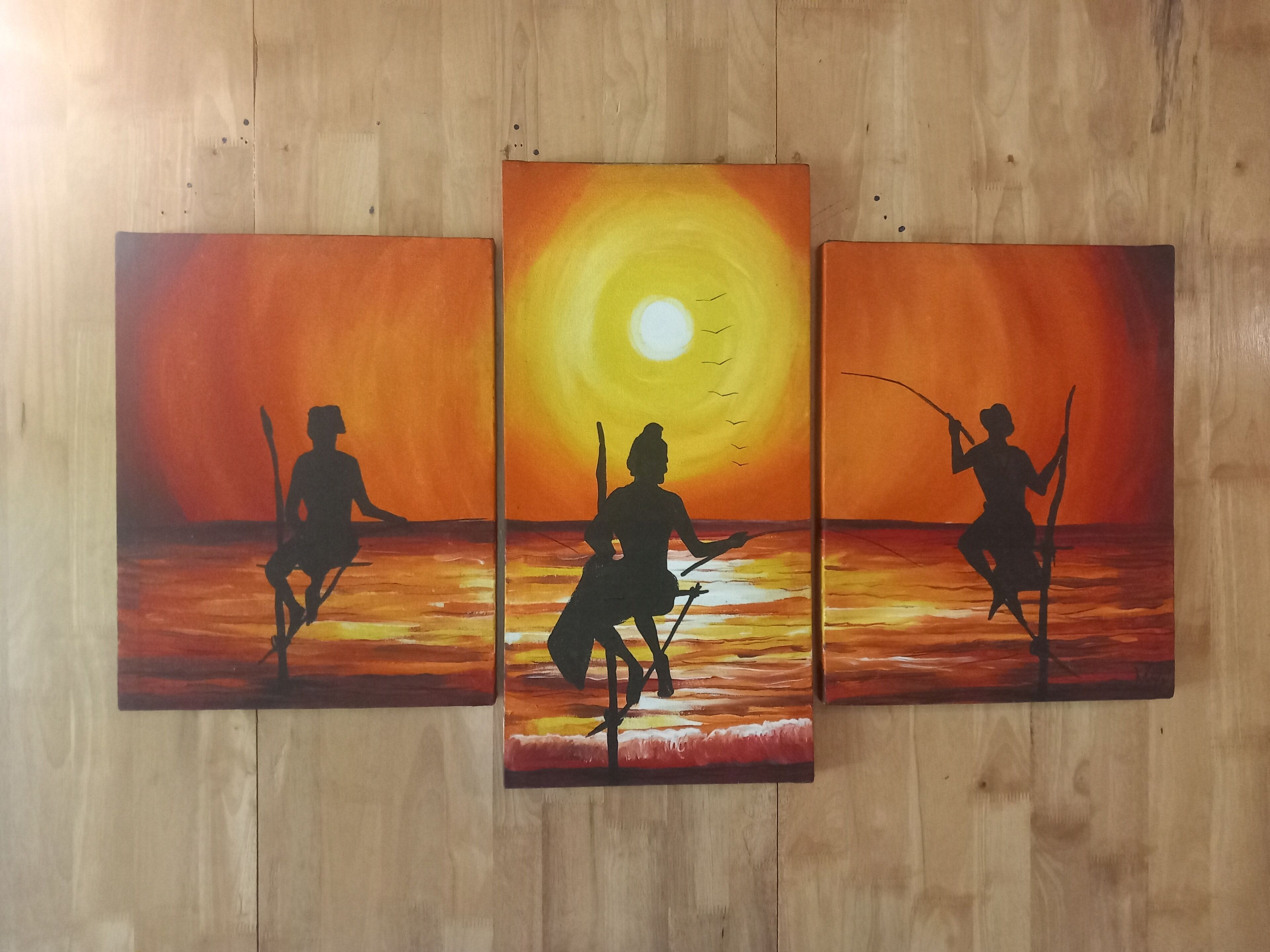 Tres cuadros con figuras recortadas sobre un fondo de atardecer.