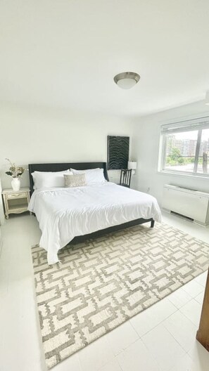 2 chambres, bureau, fer et planche à repasser, lit de bébé portatif