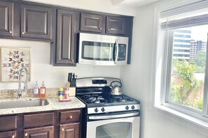 冷蔵庫、電子レンジ、オーブン、コンロ