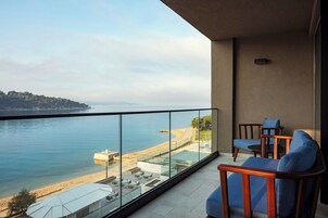 Ropa de cama de alta calidad y minibar 