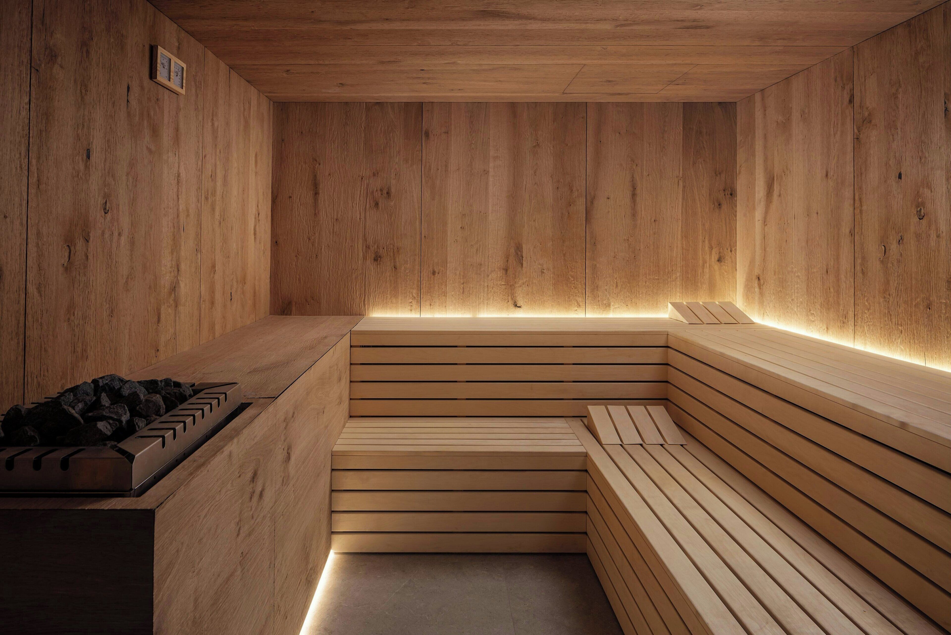 Una sauna in legno con panche e pavimento riscaldato.