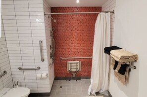 Romantic Apartment | Bathroom | Slippers - Rosa Linda- Luxe Rmntic Studio W Terrace (Newark)