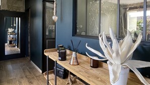 Una cucina moderna con un piano di lavoro in legno, un lampadario e un'ampia finestra.