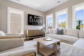 TV - The King | Luxury Home w/ Rooftop Patio (Charleston)