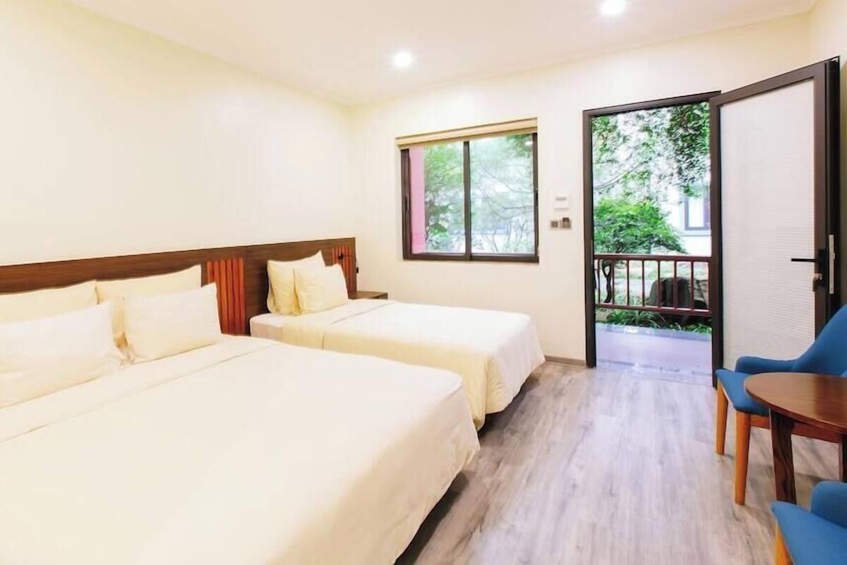 Ropa de cama de alta calidad, artículos del minibar gratis y escritorio