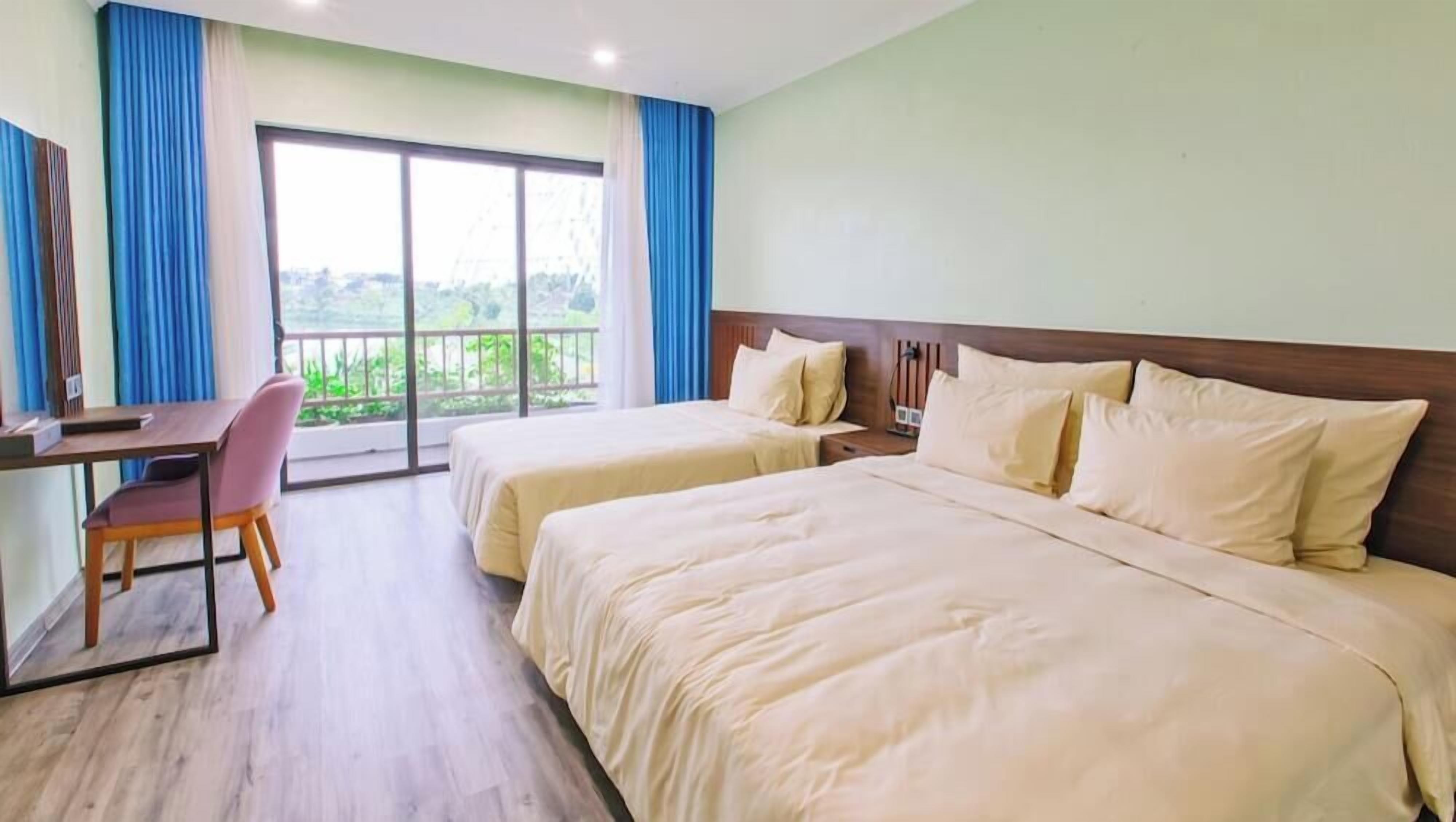 Ropa de cama de alta calidad, artículos del minibar gratis y escritorio 