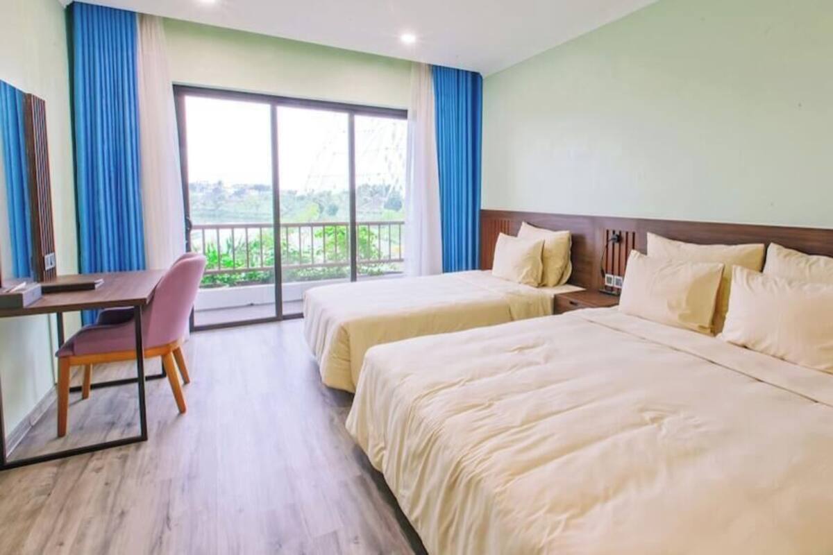 Ropa de cama de alta calidad, artículos del minibar gratis y escritorio