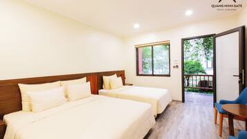 Habitación Deluxe con 2 camas individuales | Ropa de cama de alta calidad, artículos del minibar gratis y escritorio