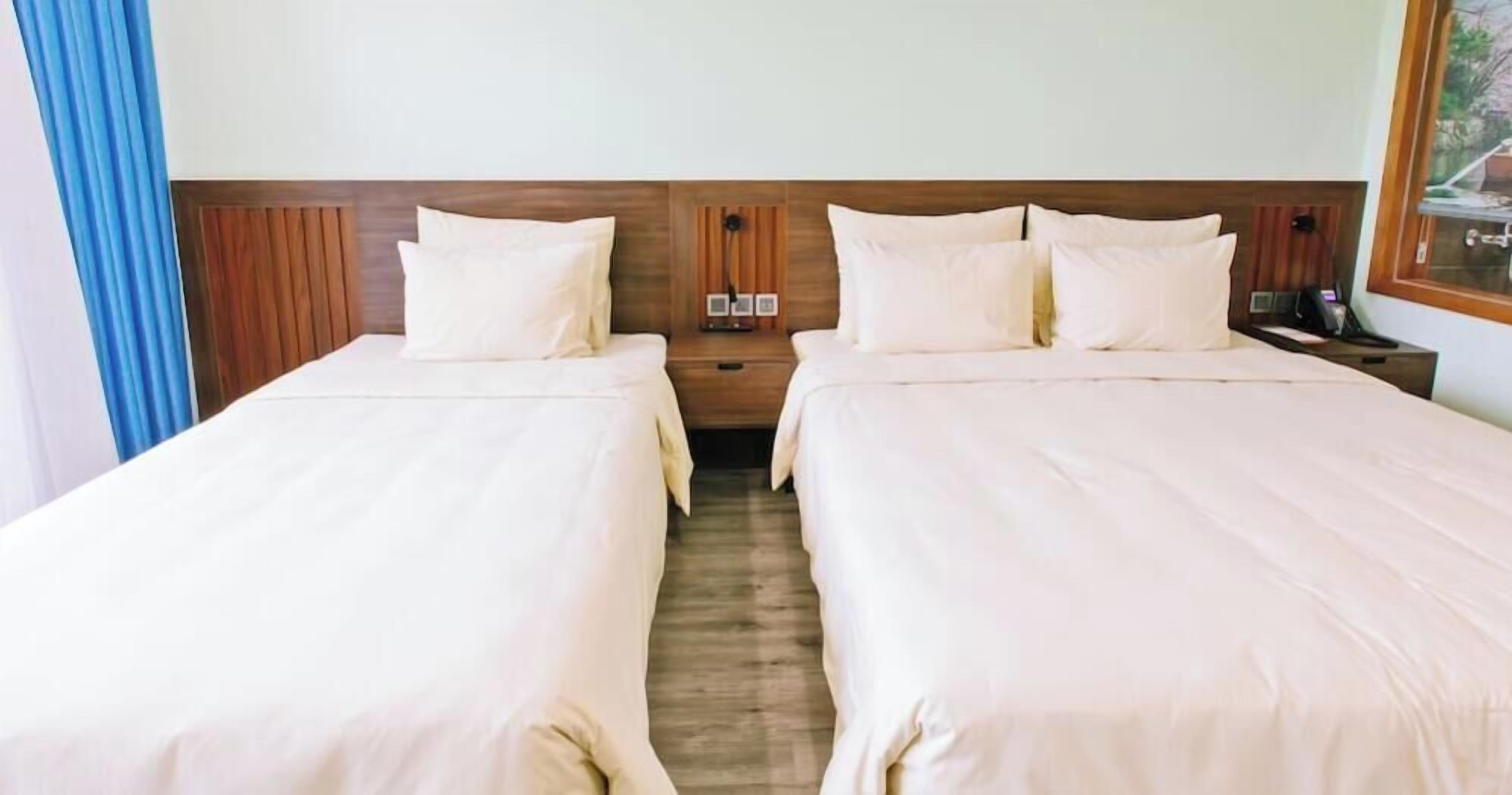 Luxe beddengoed, een minibar met enkele gratis items, een bureau