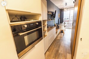 Kühlschrank, Mikrowelle, Ofen, Herdplatte