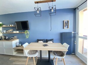 Dining - Lumineux Studio Rénové Avec une Magnifique vue Montagne (Le Dévoluy)