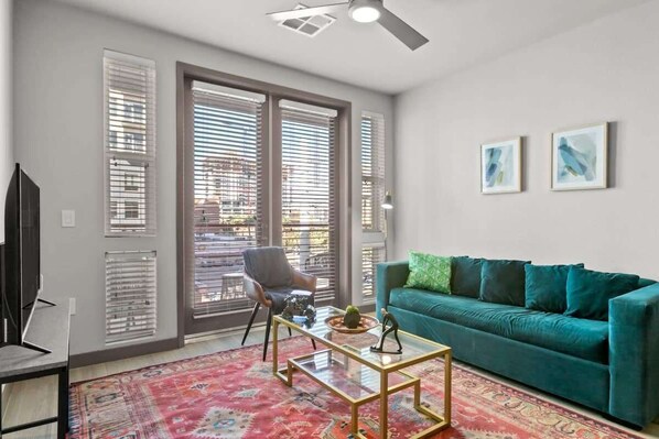 Una televisión, una oficina