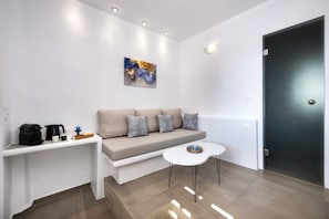Suite júnior, vistes al mar | 2 dormitoris, minibar, caixa forta a l'habitació i wifi gratuïta 